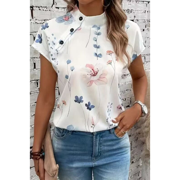Damebluse med blomstermønster og unik knapdetalje, kortærmet Stilla