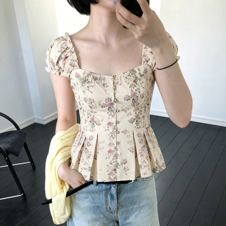 Damebluse med blomsterdesign og flæseærmer Skovae