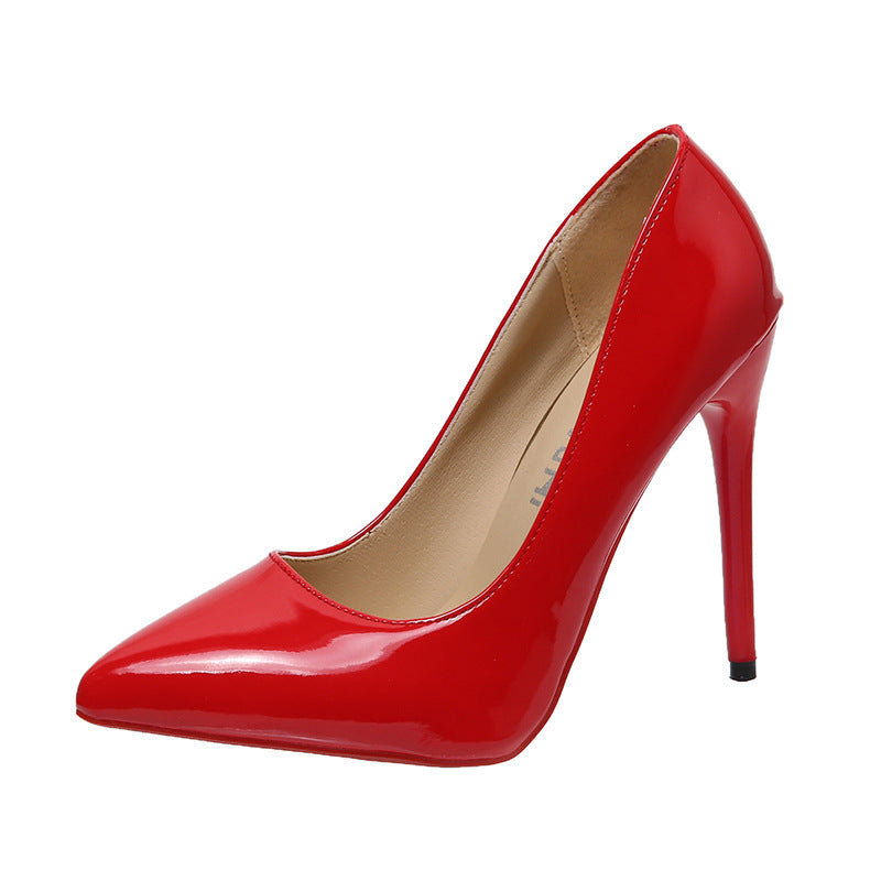 Dame nan spidse kontorvenlige pumps i laklook med smal stiletto og polstret komfortfodbed Skovae