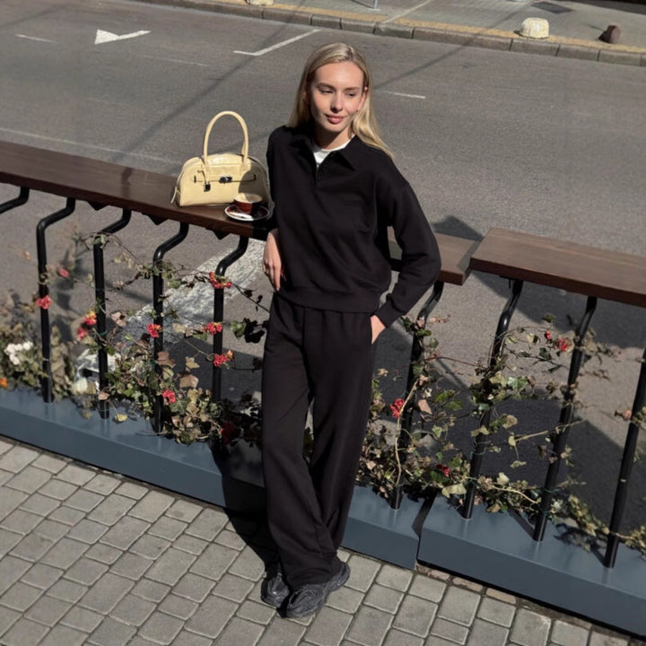 Kvindernes afslappede træningsdragt med farvekoordineret polo-top og komfortable sweatpants Skovae