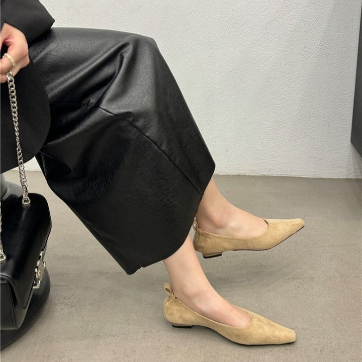 Femme Chic Suedespidssko med justerbar rem Stilla