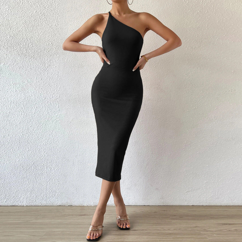 Kvindernes figursyede midi kjole med asymmetrisk design Stilla