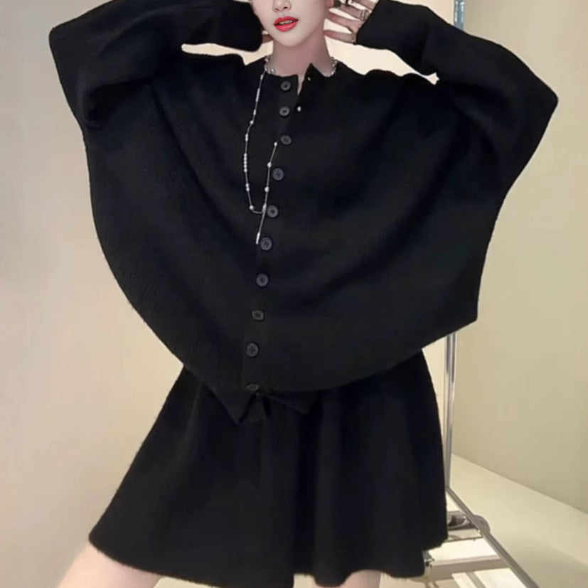 Kvinders strik sæt med kontrasterende sweaterlag og elegant knappeliste Stilla
