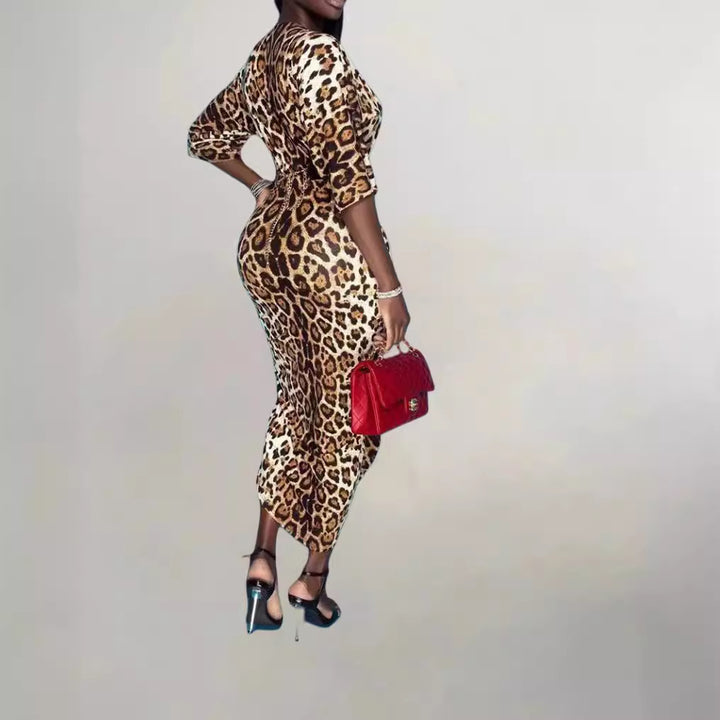 Dame maxikjole med elegant leopardmønster, svajende skirt og figursyet bælte Stilla