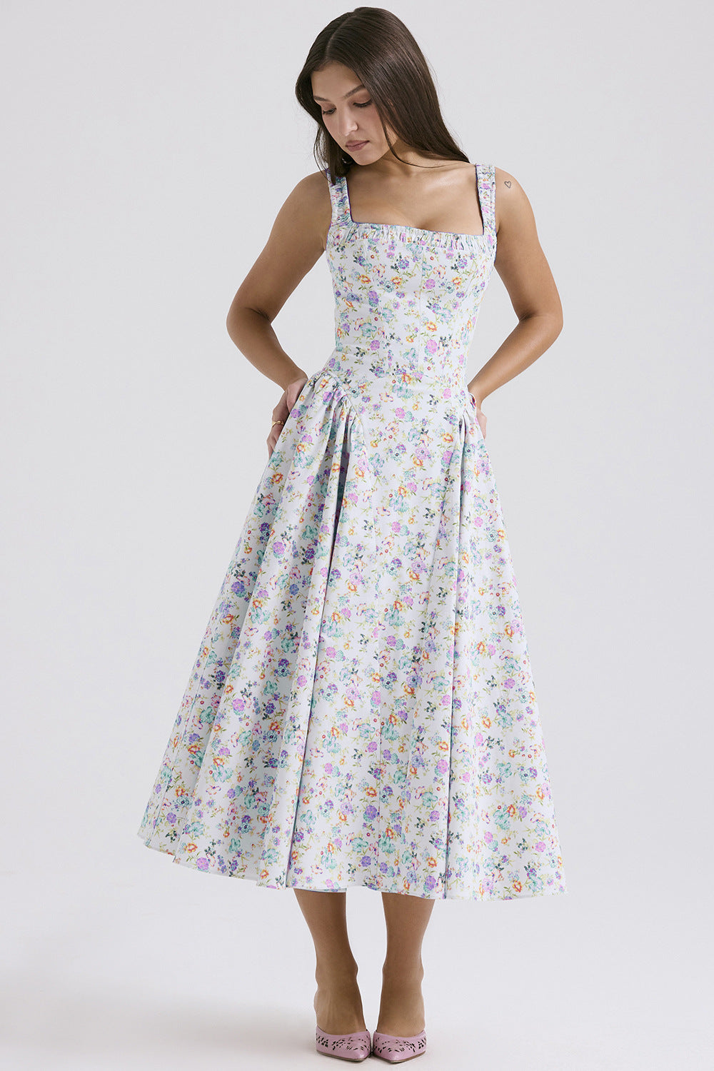 Kvinders midi kjole med blomsterprint og flagrende nederdel Skovae