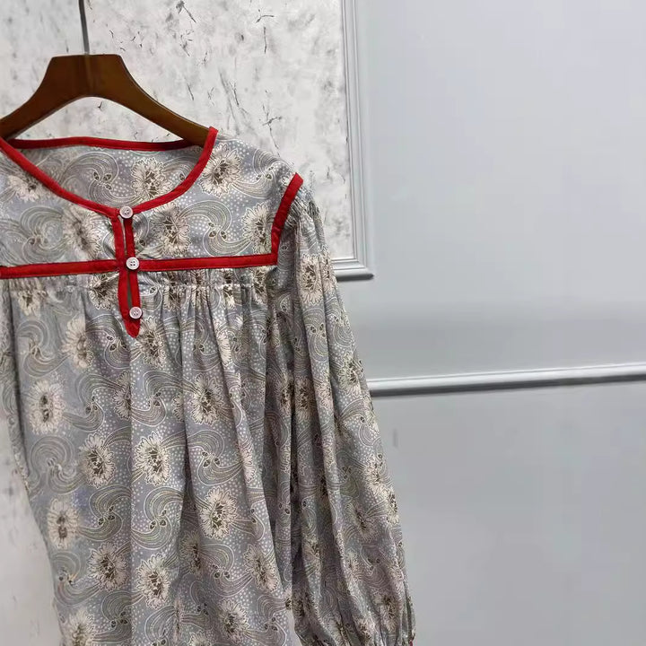 Dame afslappet bluse med blomsterprint og elegant knapliste Stilla