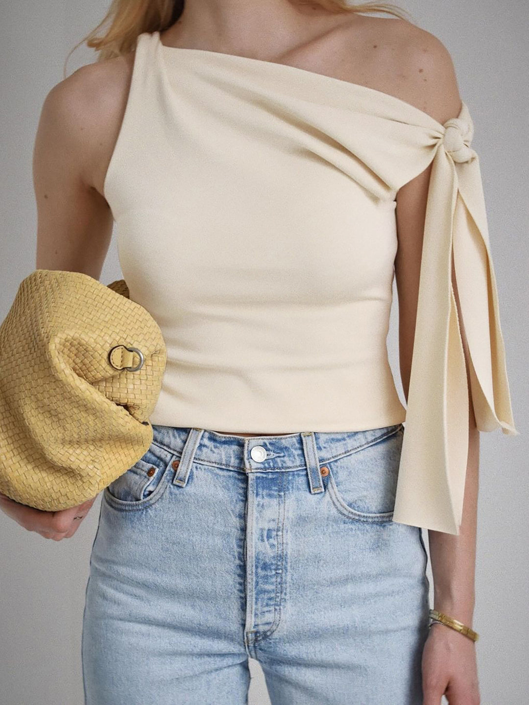 Dame elegant top med asymmetrisk design og raffinerede ærmeaccenter Stilla