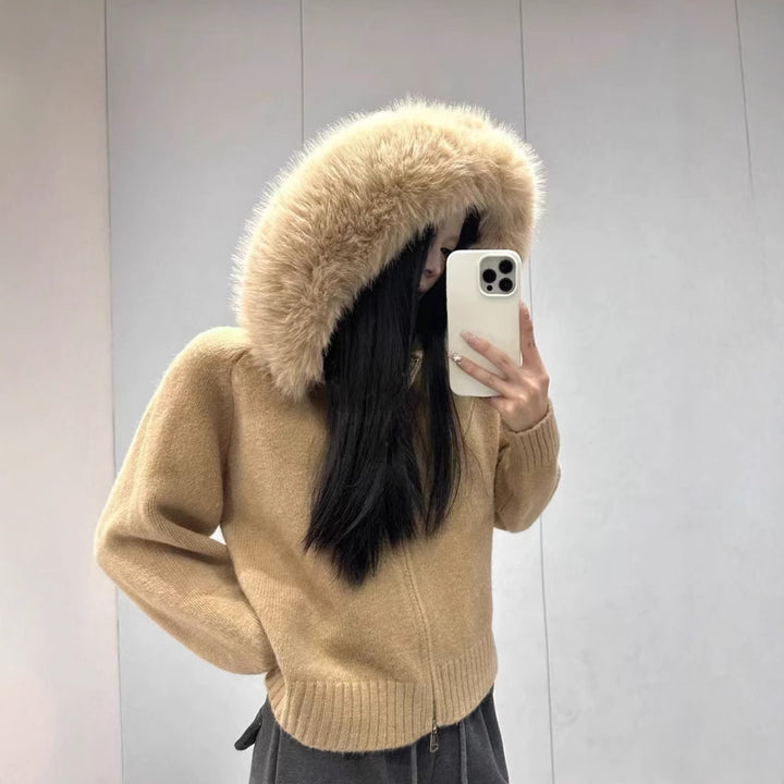 Kvindernes fashionable cardigan med aftagelig hætte lavet af blødt materiale Stilla