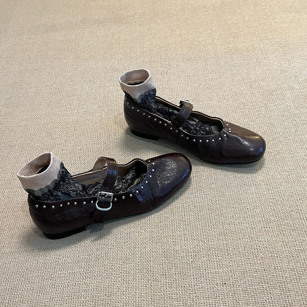 Damer med nitter udsmykkede Mary Jane flats Stilla