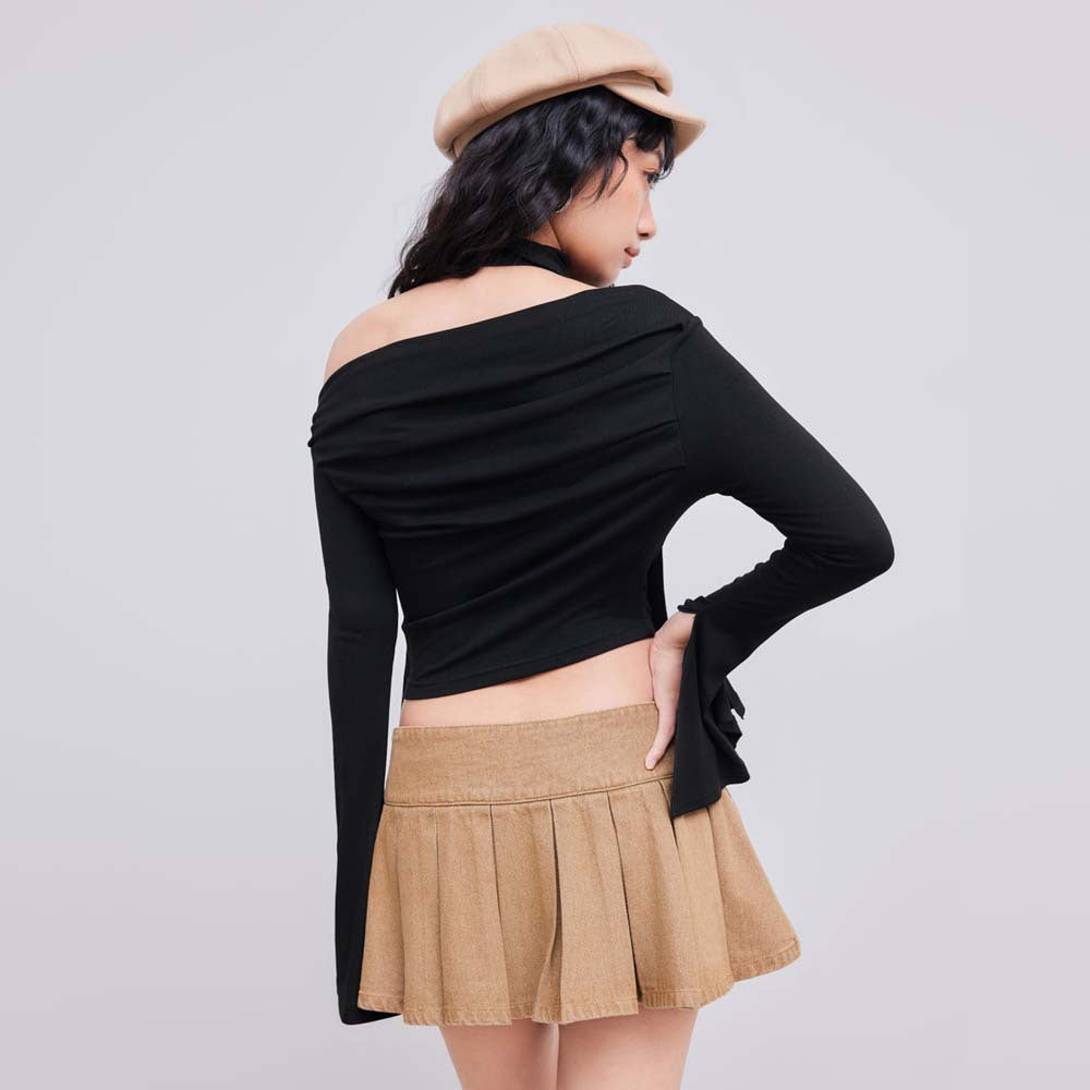 Damer crop top med asymmetrisk halterneck design og elegant drapering Stilla