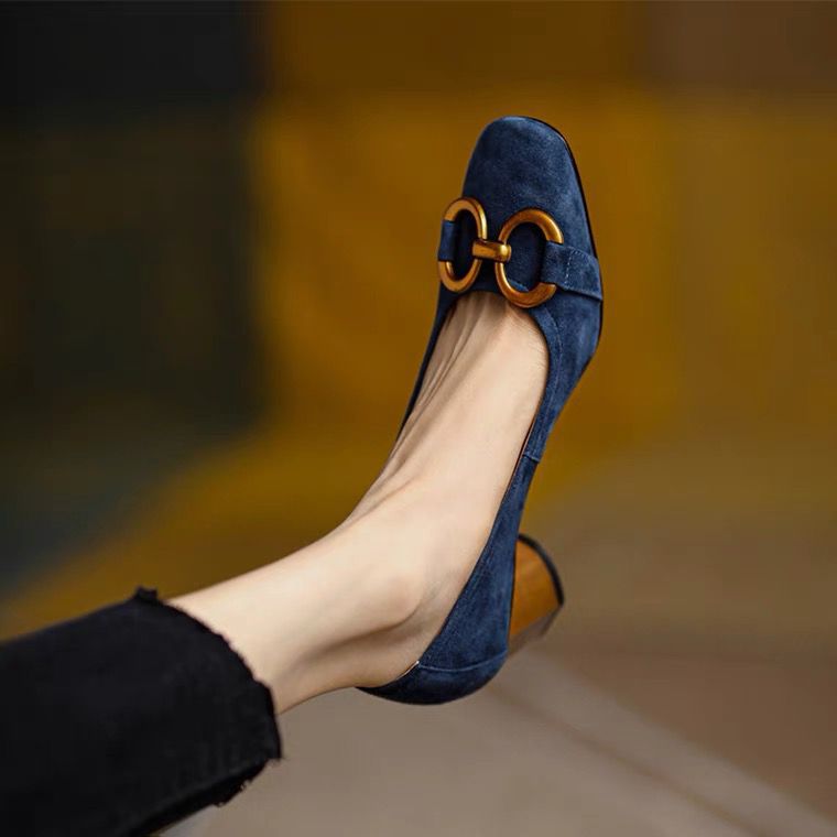 Dame suede blokhæl pumps med dekorativ accent Stilla