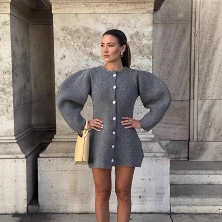 Dame strikkjole med voluminøse ærmer og elegante knapdetaljer Stilla