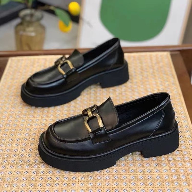 Dame elegante mokkasiner med robust plateau og fashionable spænde-detalje Stilla