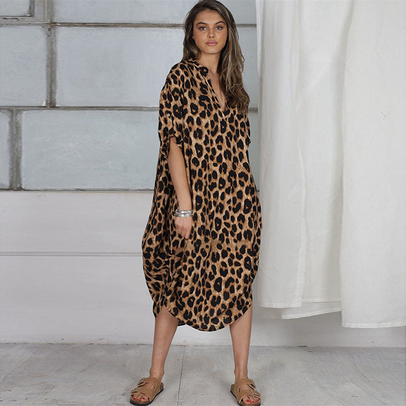 Dame Strandkjole med elegant leopardmønster og moderne snit Stilla