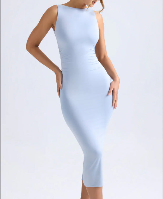 Kvindernes tætsiddende midi kjole med elegant udskæring og udsvinget kant Skovae