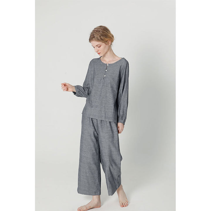 Dame pyjamassæt i åndbart, blødt stof med elegant knaplukning Stilla