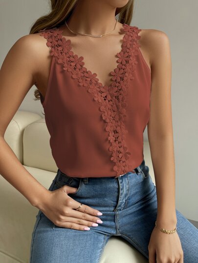 Damer blonde top med V-hals og florale detaljer Stilla