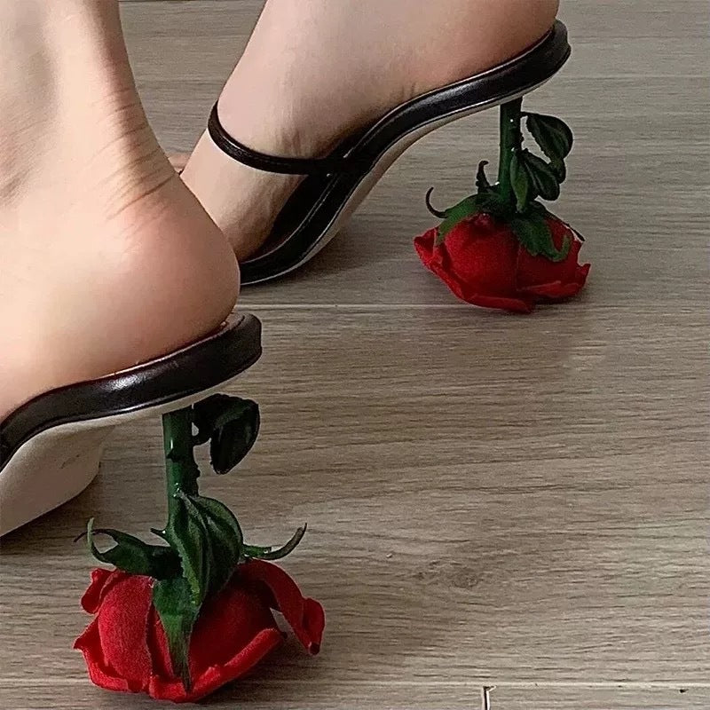 Dame sandaler med kreativ neglelak-detalje og elegant rem-design Stilla
