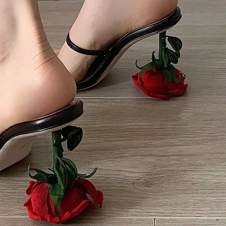 Dame sandaler med kreativ neglelak-detalje og elegant rem-design Stilla