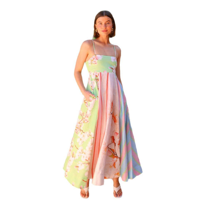 Dame maxi kjole med flerfarvet blomsterdesign og stilfuldt stribet udseende
