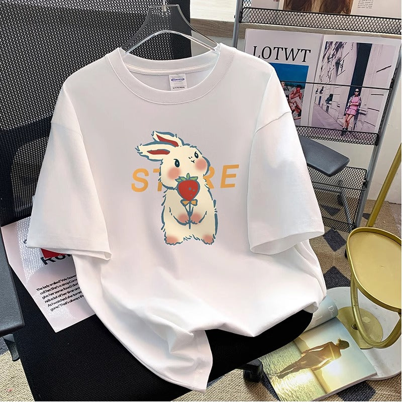Dame T-shirt med glad tegneserie-kaninmotiv og kreativ tekst Stilla