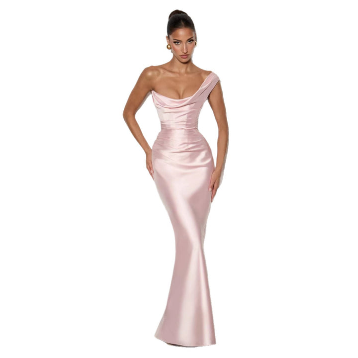 Dame Elegant Aftenkjole med Off-Shoulder Design og Flydende Satin