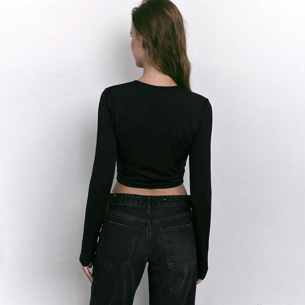 Kvindernes cropped langærmet skjorte med trendy udskæringer og dekorative ringdetaljer Stilla