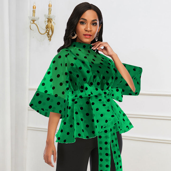 Dame chiffonbluse med transparent polka-dots-design og figursyet bindebælte Skovae