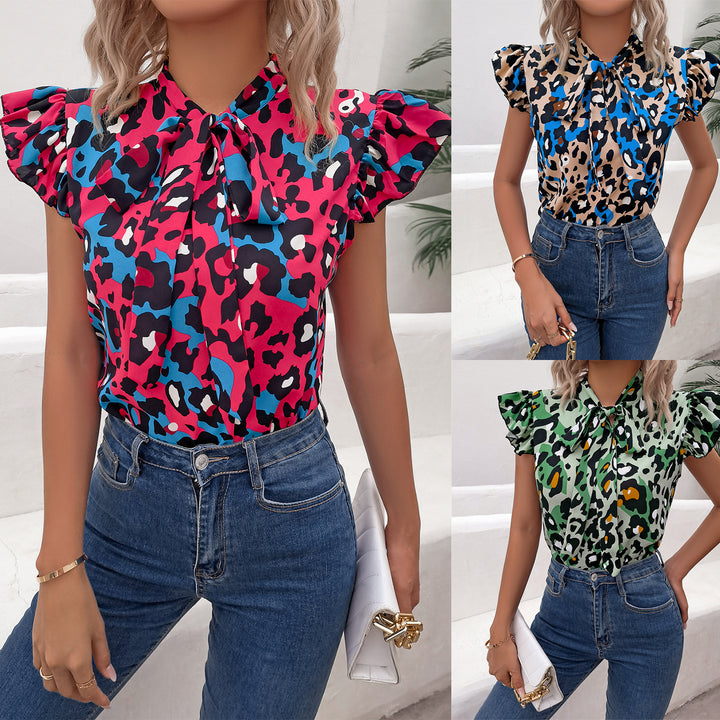 Damebluse med flæsedetaljer og farverigt leopardprint Stilla