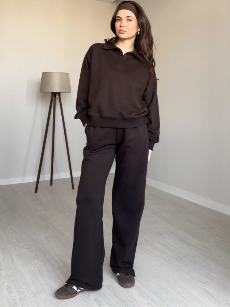 Kvindernes afslappede træningsdragt med farvekoordineret polo-top og komfortable sweatpants Skovae