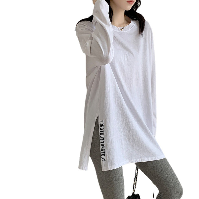 Kvindernes længere oversized skjorte med sideslids og moderne tekst Stilla