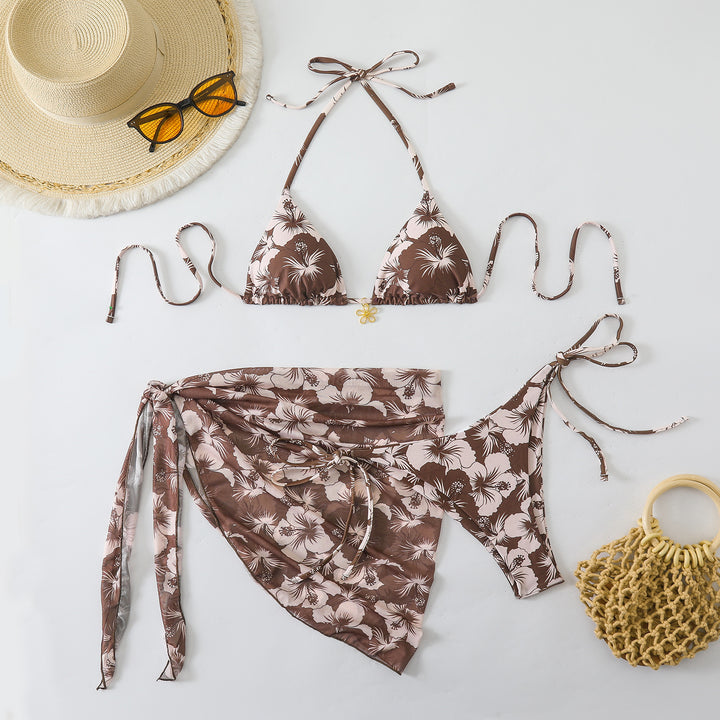 Dame triangle bikini sæt med indpakningsskørt og blomstret design Skovae