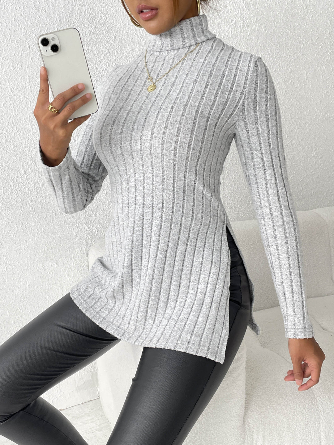 Dame rullekrave sweater med struktureret overflade og fashionable sidelæg Stilla