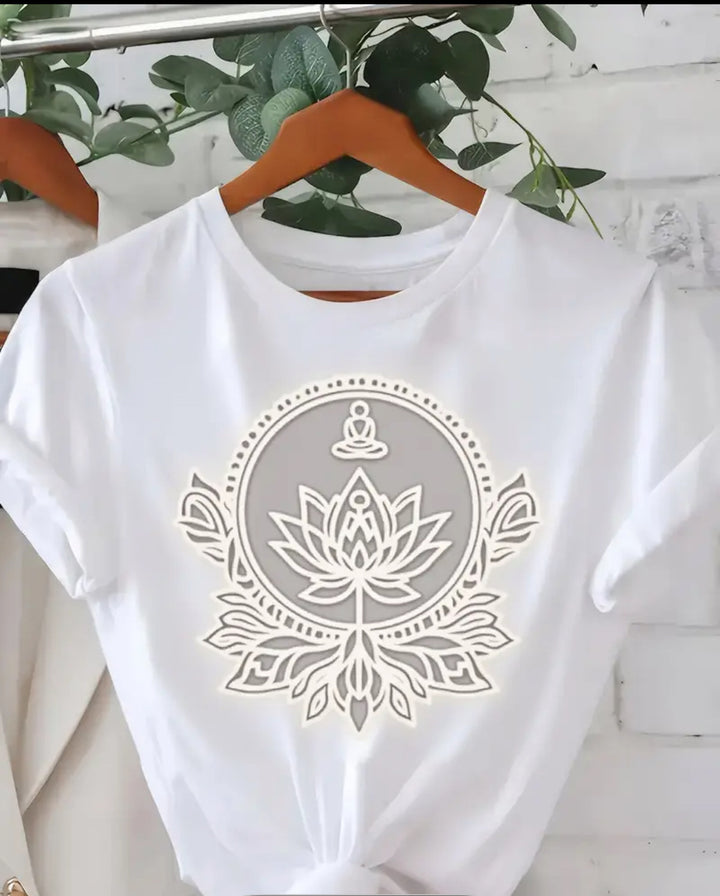 Dame T-shirt med kunstnerisk lotuselement og inspirerende meditationsprint Stilla