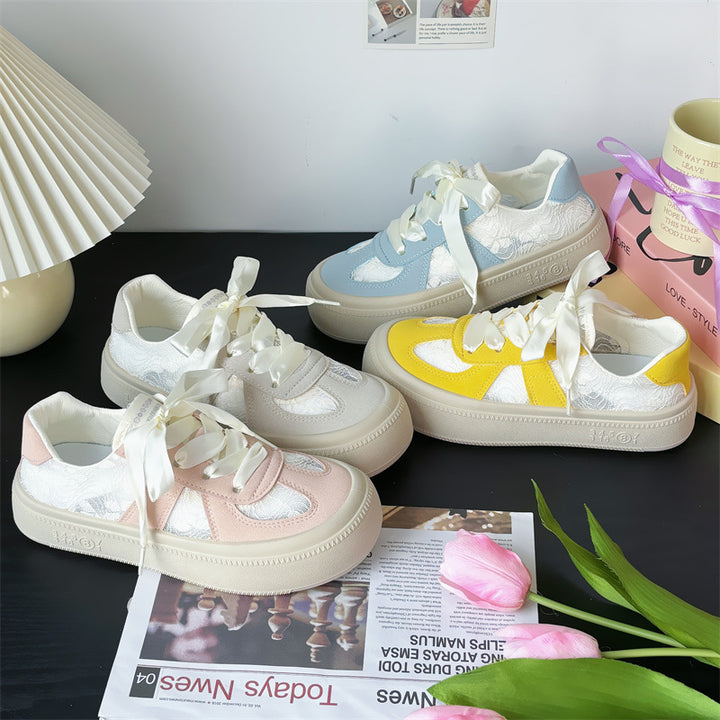 Dame elegante sneakers med skinnende overflade og trendy snøresystem Stilla