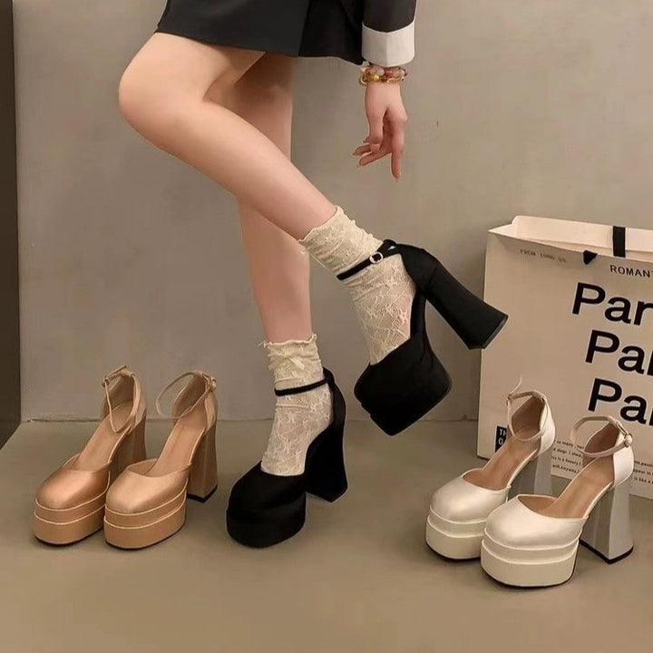 Dame Plateau-High Heels med elegant ankelrem og raffineret design Stilla