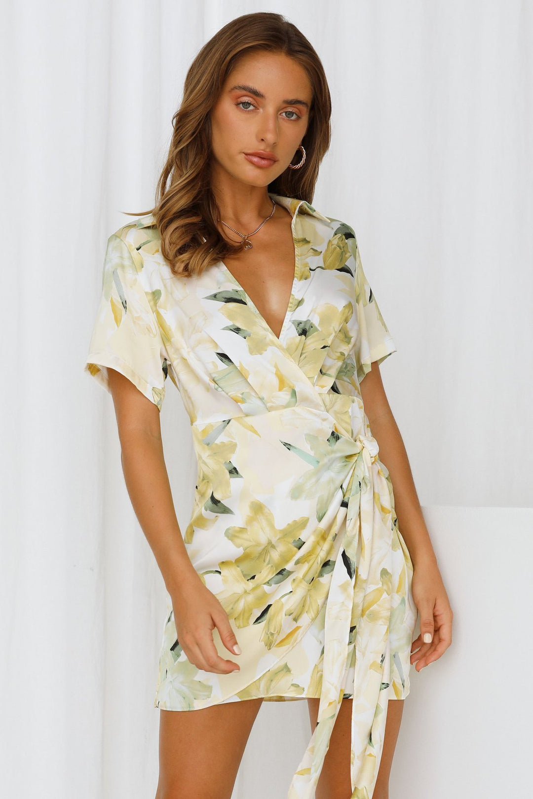Dame Floral Wrap Mini Kjole med elegant Bindingsdetalje Stilla