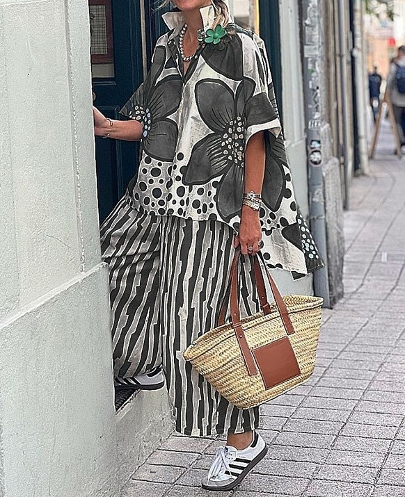 Dame fritidsbluse med moderne blomsterprint og afslappet snit Stilla
