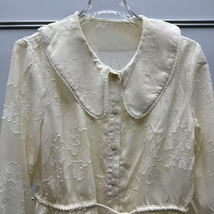 Damebluse med voluminøs krave og elastiske detalje i livet Stilla