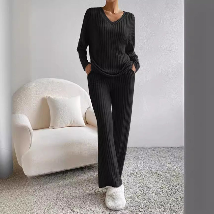 Dame elegant Relax-sæt med dyb V-hals og fin rib-struktur Stilla