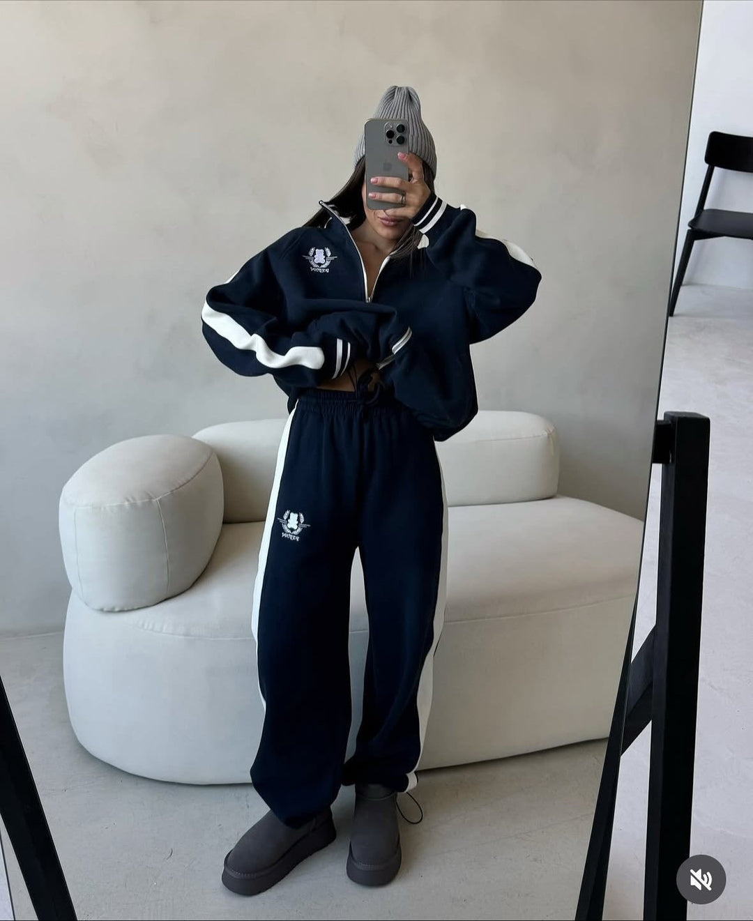 Kvindernes sporty loungewear sæt med højkrave og komfortable bukser Stilla