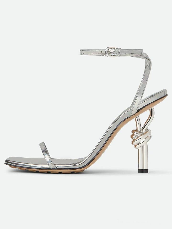 Femme High-Style Remsandaler med skulpturel knudeaccent Stilla