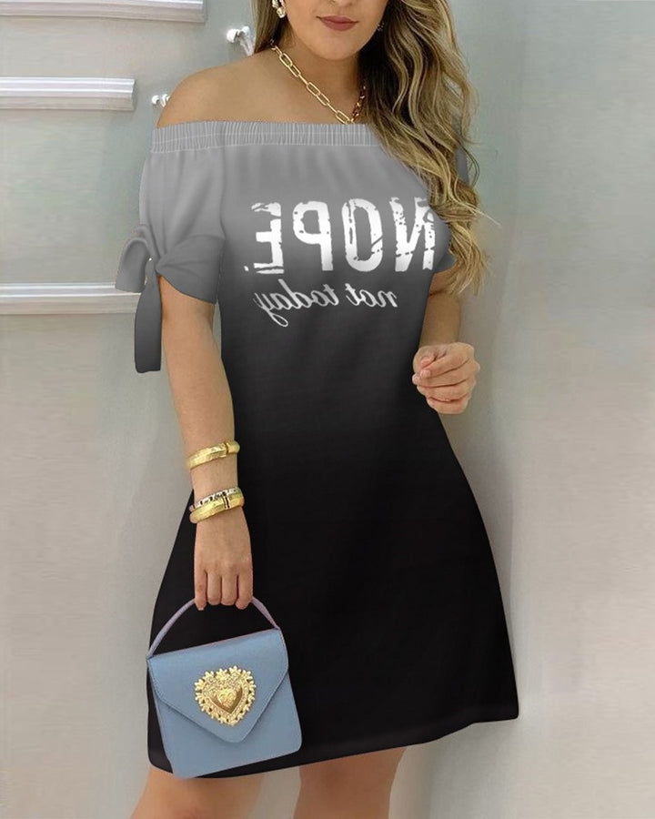 Dame Off-Shoulder Kjole med florale accenter og legende ærmer Stilla