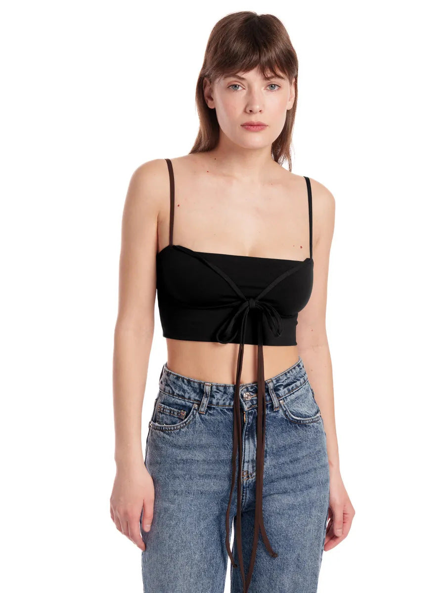 Dame Crop-top med smalle stropper og innovativt snit Skovae