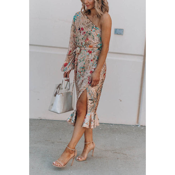 Dame aftenrobe med asymmetrisk design og florale applikationer Stiila