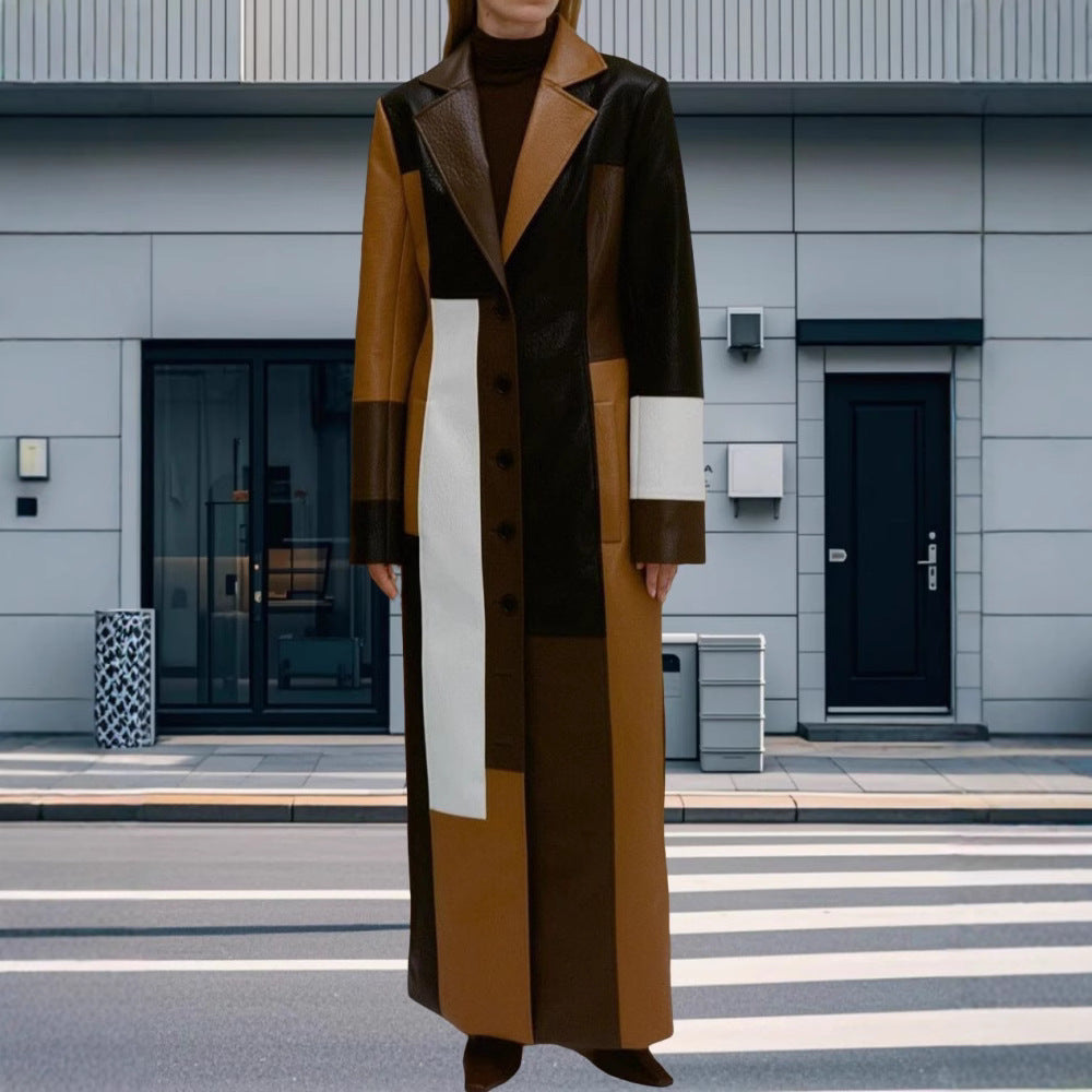 Dame læderblazer-kjole med geometrisk farveblokdesign og elegant knapliste Stilla
