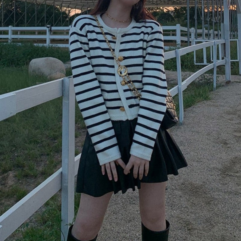 Kvinders cardigan med elegante knapper og stribet mønster Stilla