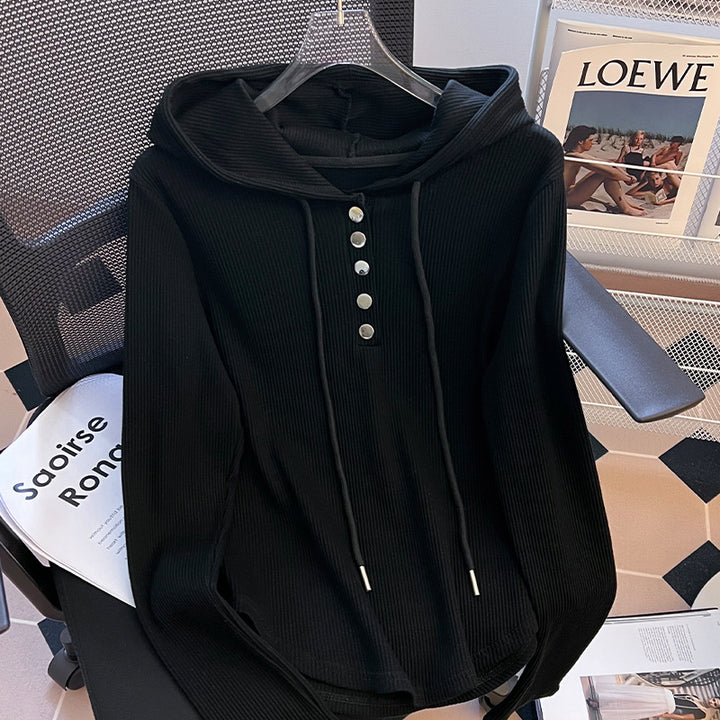 Dame hættebluse med innovativ ribdesign og knapliste Stilla