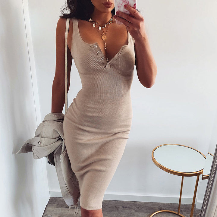 Dame tætsiddende jersey-kjole med knapdetalje og generøs udskæring Stilla