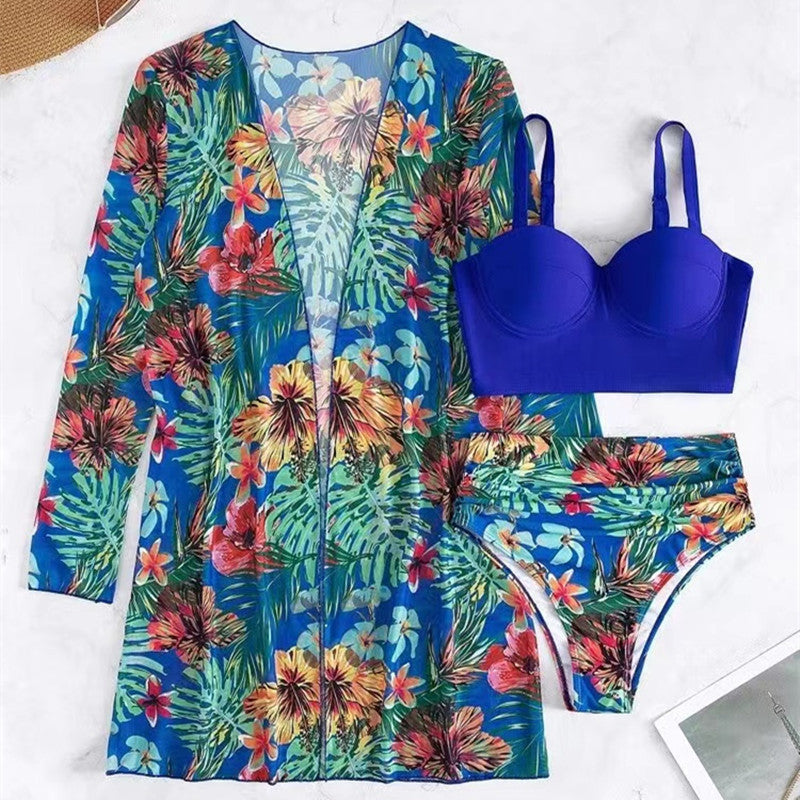 Dame strandoutfit med floralt cover-up og højt skåret bikini Stilla
